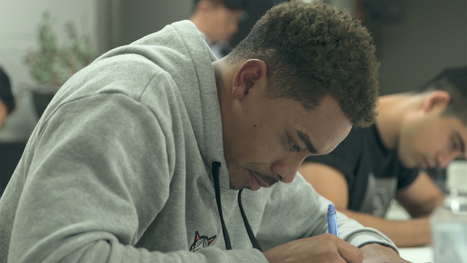 資格の勉強をする愛大「TERRACE HOUSE OPENING NEW DOORS」45th WEEK（C）フジテレビ／イースト・エンタテインメント