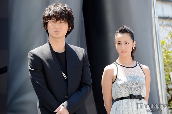 綾野剛 沢尻エリカと至近距離で見つめ合い プライベート2ショットに反響殺到 お似合いすぎる モデルプレス 綾野剛 沢尻エリカと至近距離で見つめ合い プライベート2ショットに反響殺到 お似合いすぎる モデルプレス