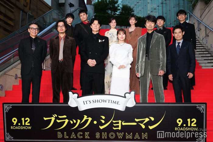 (後列左から)犬飼貴丈、木村昴、生田絵梨花、岡崎紗絵、秋山寛貴、田中亮監督(前列左から)生瀬勝久、成田凌、福山雅治、有村架純、仲村トオル、伊藤淳史(C)モデルプレス