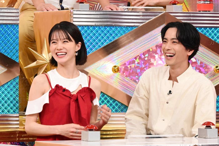 志田彩良、黒羽麻璃央(C)日本テレビ