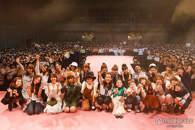 武智志穂、三戸なつめら青文字モデル集結にファン熱狂