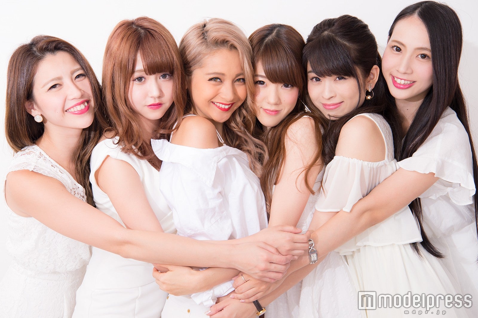 （左から）辻川可奈子、流川るな、ゆきぽよ、一色寛夏、相沢りんな、李璃 （C）モデルプレス
