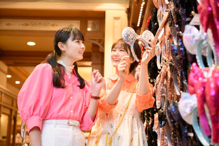 (左から)遠藤さくら、清宮レイ/新TVCM「いっしょに、夢をつなげよう!」篇より(C)Disney