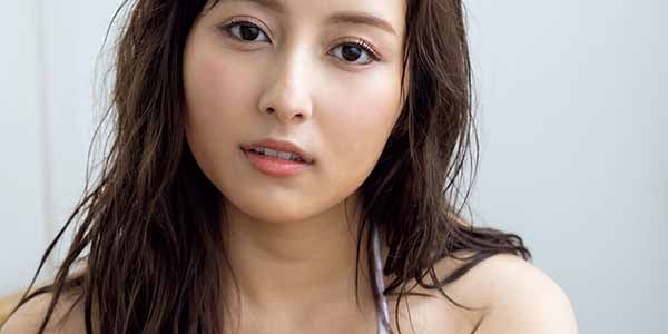 元NMB48與儀ケイラ、ビキニ姿でふんわりバスト披露 - モデルプレス