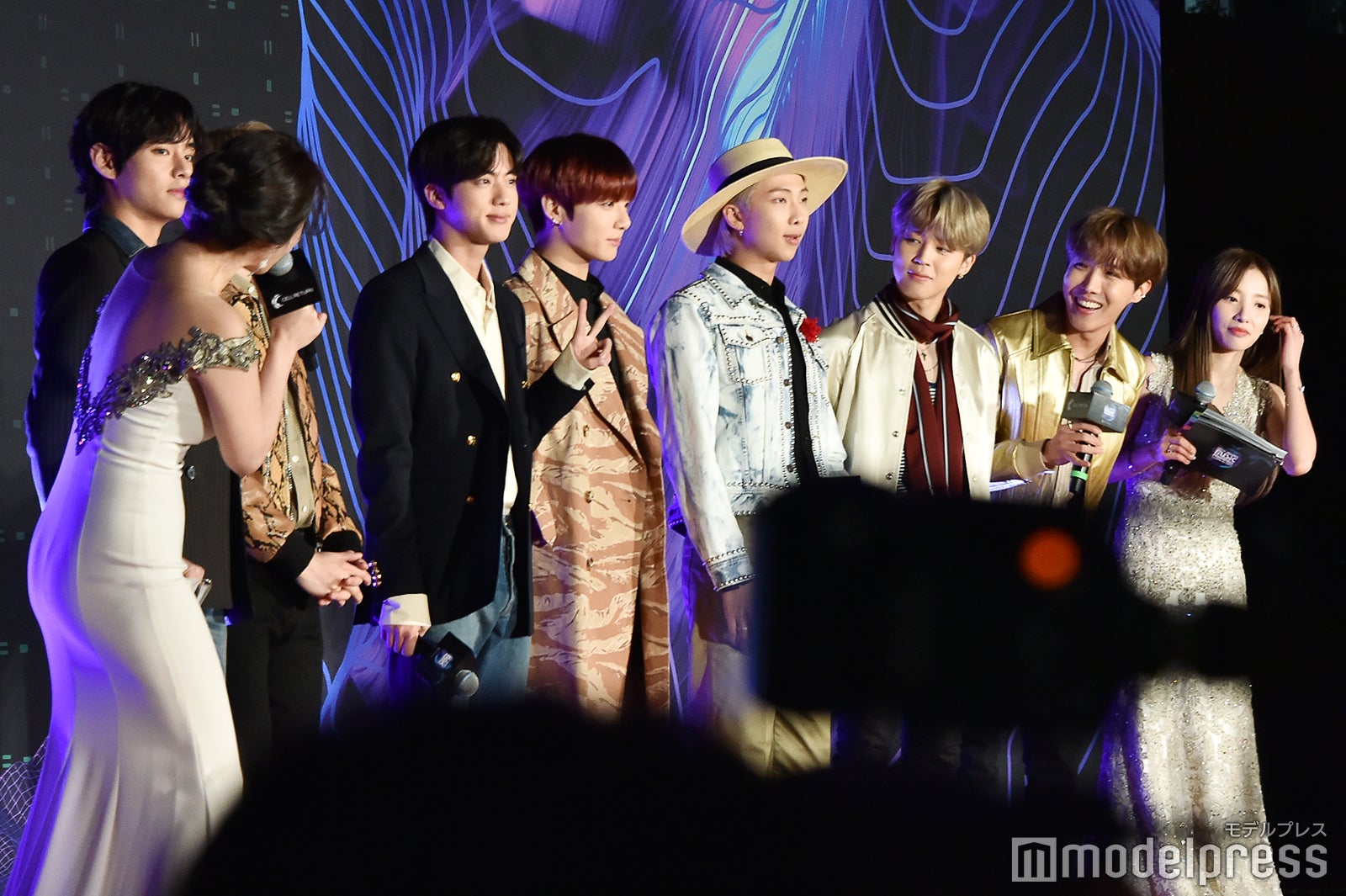 誕生日を迎えピースサインのJIN （C）モデルプレス