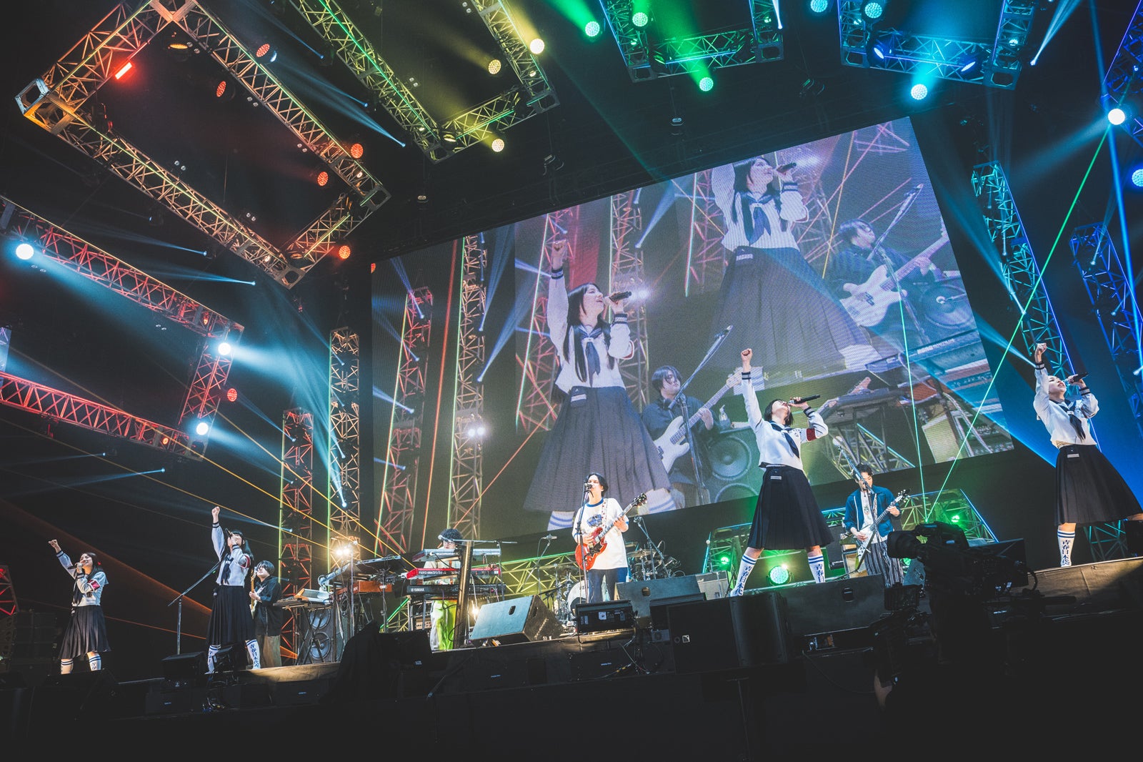 マカロニえんぴつ、新しい学校のリーダーズ（C）ハタサトシ／高田梓／ヨシモリユウナ