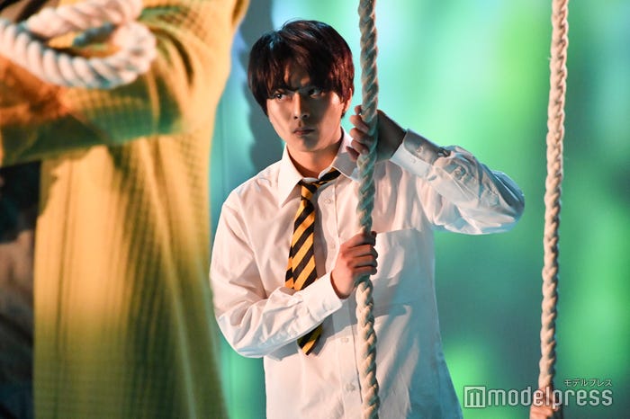 木の隙間からのぞきながら真剣に物語を聞いている佐藤勝利「モンスター・コールズ」プレスコール(C)モデルプレス