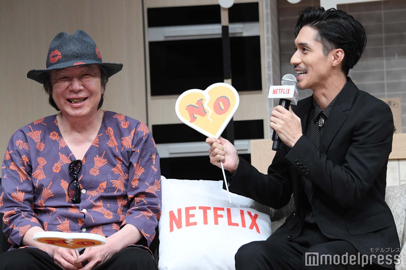 弁明する錦戸亮に思わず笑う古田新太（C）モデルプレス