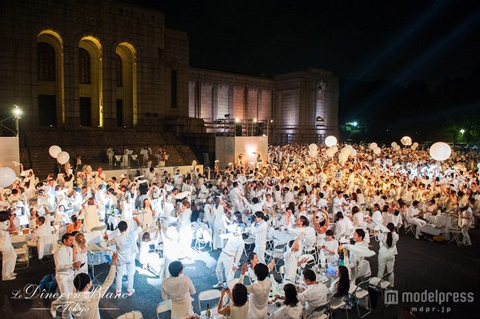 「Dîner en BlancTokyo(ディネ・アン・ブラン・トウキョウ)」(C)Dîner en Blanc International