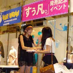 来場したファンと握手する吉田菫（左）