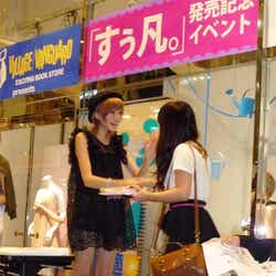 来場したファンと握手する吉田菫(左)