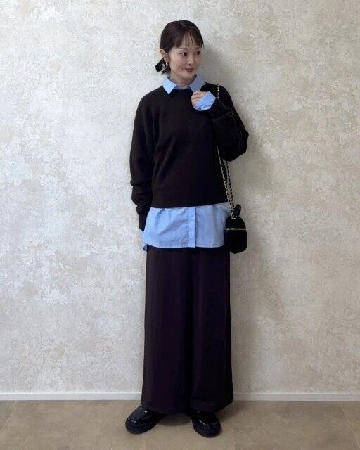 ユニクロシースムースコットンクルーネックセーター着回しブルーシャツレイヤードコーデ