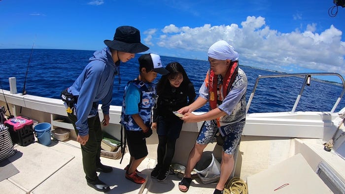チョコレートプラネットら/『サザエさん知ってますぅ?~ニッポン全国 海なぞ大調査!~』より(C)テレビ西日本