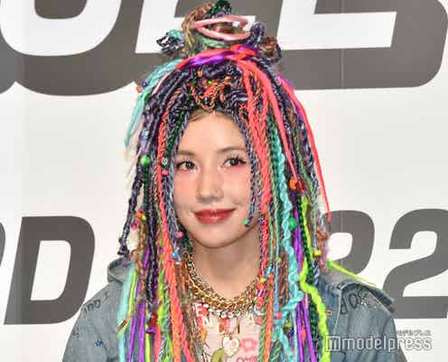 仲里依紗“制作期間3日”ド派手ヘアで登場 みちょぱ驚き「想像を遥かに超えてきた」<ベストジーニスト2022>