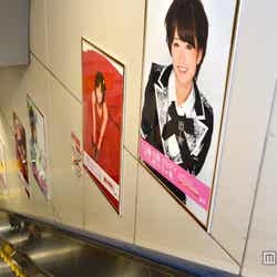 JR秋葉原駅構内、駅前は前田のポスター一色