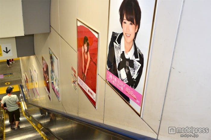 JR秋葉原駅構内、駅前は前田のポスター一色