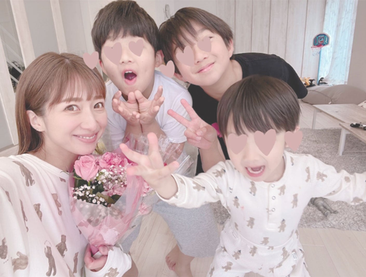 辻希美に花束を贈った3人の子どもたち／辻希美公式ブログより