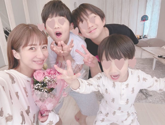 辻希美に花束を贈った3人の子どもたち/辻希美公式ブログより