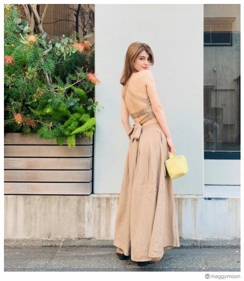 マギー“大胆美背中”披露ショットにうっとり「絶世の美女」「綺麗」と絶賛の声