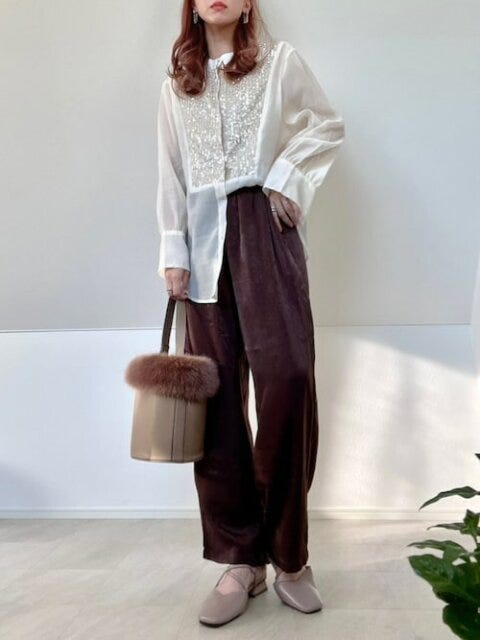 白ブラウス　コーデ　秋