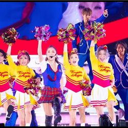 浜崎あゆみ、ミニチェックスカートでチアダンス姿の写真公開に「可愛い過ぎる」の声