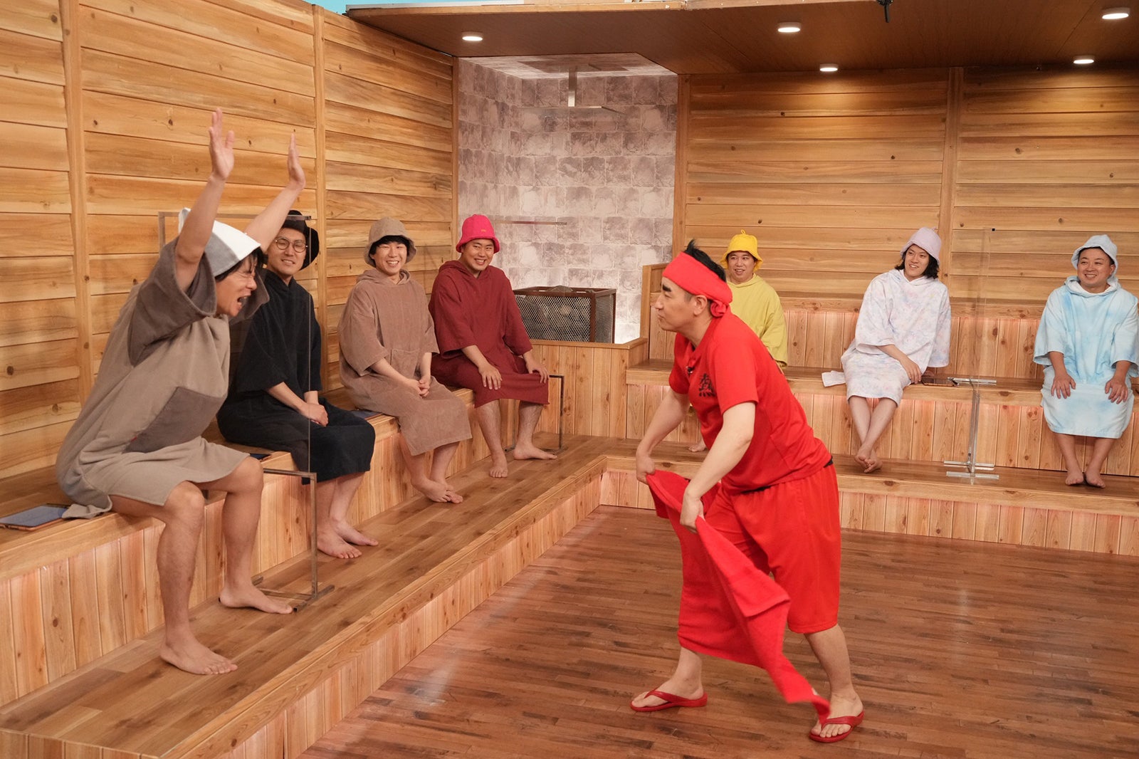 （左から時計回りに）野田クリスタル、菊田竜大、秋山寛貴、岡部大、長田庄平、せいや、粗品、松尾駿 （C）フジテレビ