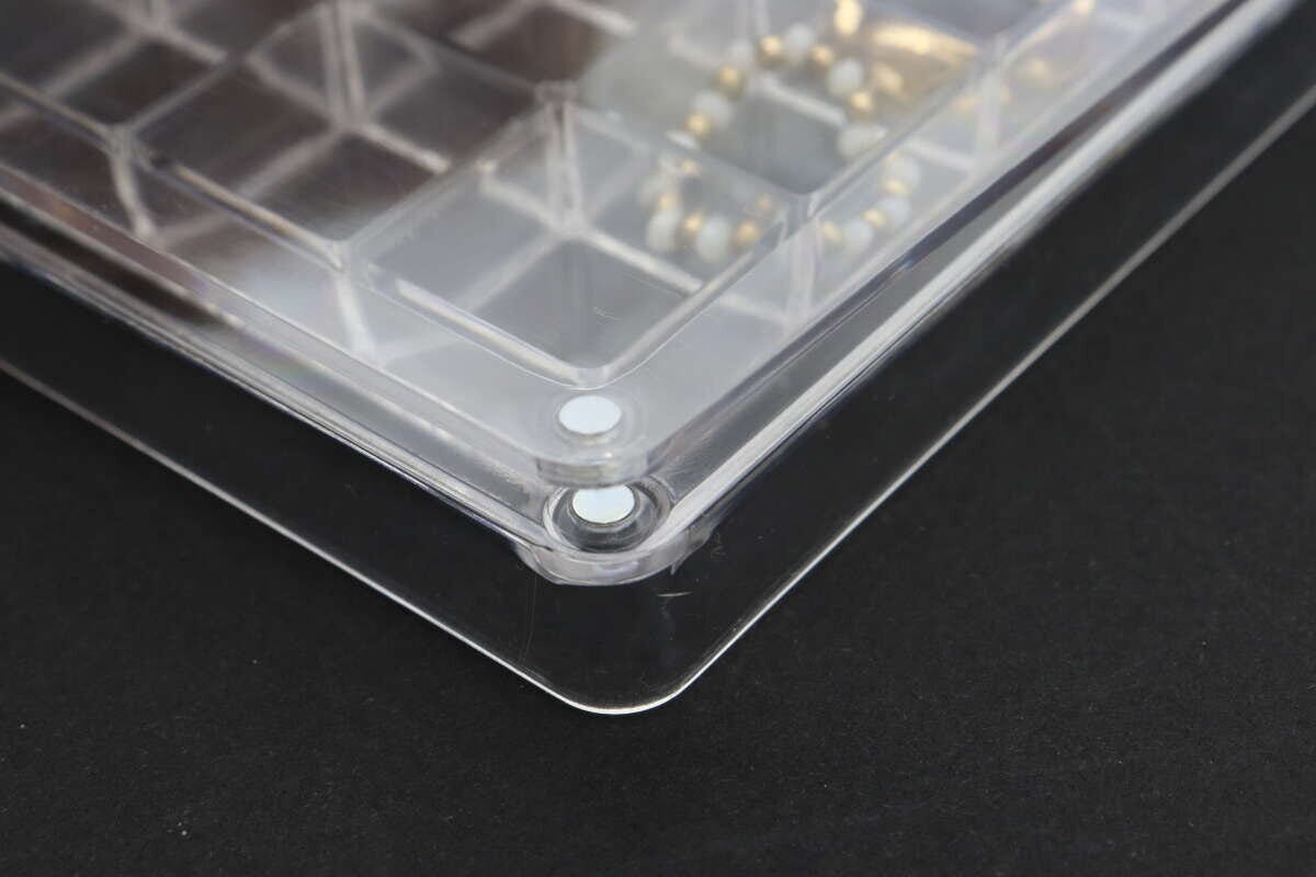 ディスプレイBOXのフタにあるマグネット部分の接写 ディスプレイBOXのフタにあるマグネット部分の接写