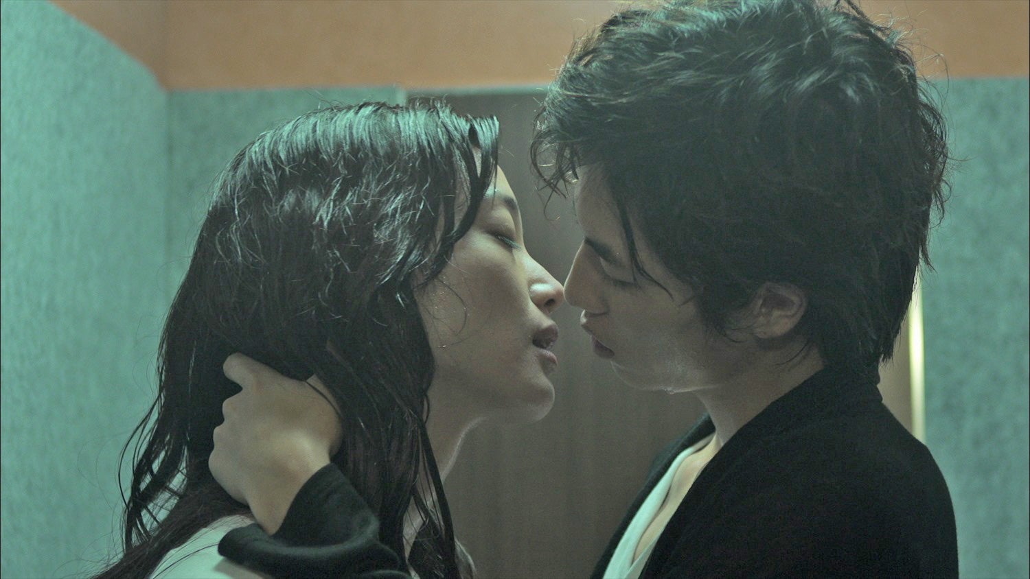 入山法子＆志尊淳の“エレベーターキス”が悶絶級 「きみはペット」未公開シーン解禁 - モデルプレス