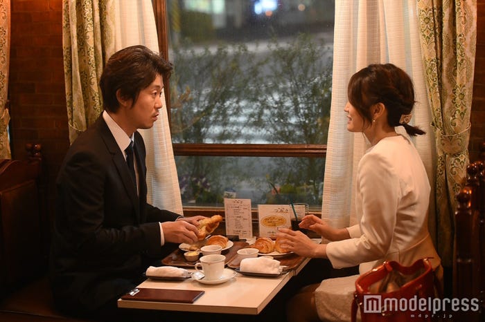 エリート政治記者・小津(新井浩文)とゆり子(C)TBS