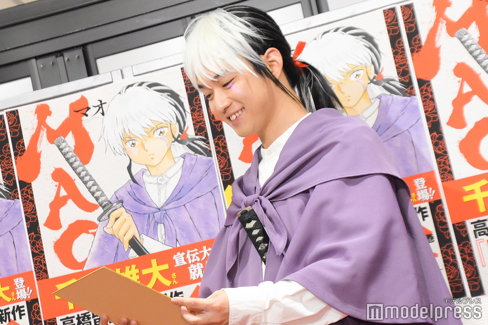 高橋留美子氏の直筆イラストとサイン色紙に喜ぶ千葉雄大 （C）モデルプレス