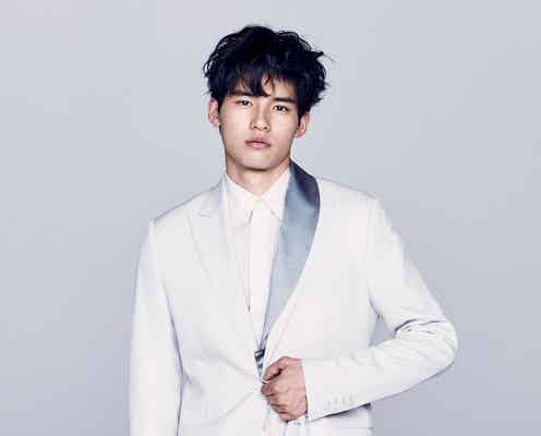 岡田健史、モードな花婿姿披露