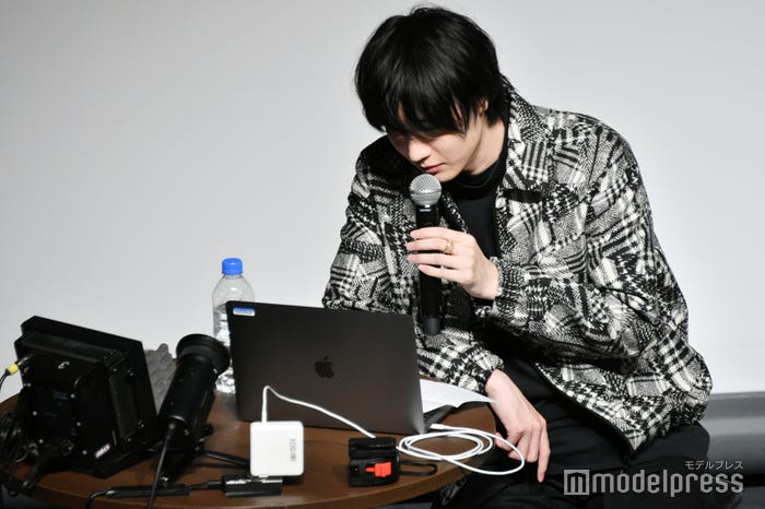 生配信のコメントをチェックする桜田通(C)モデルプレス