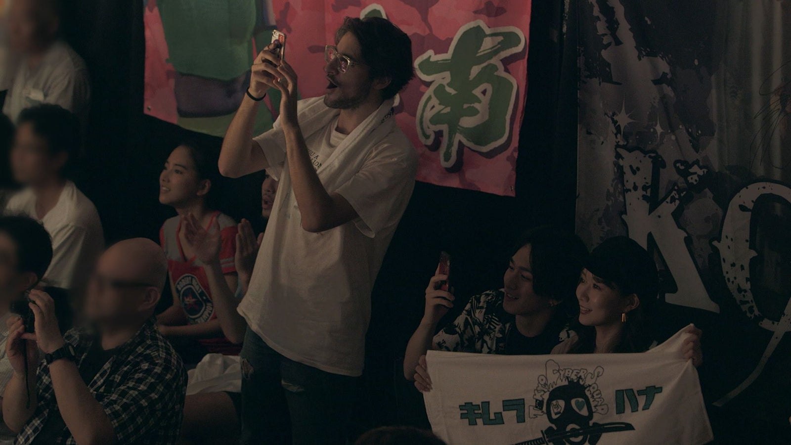 花を応援するメンバー「TERRACE HOUSE TOKYO 2019-2020」21st WEEK（C）フジテレビ／イースト・エンタテインメント