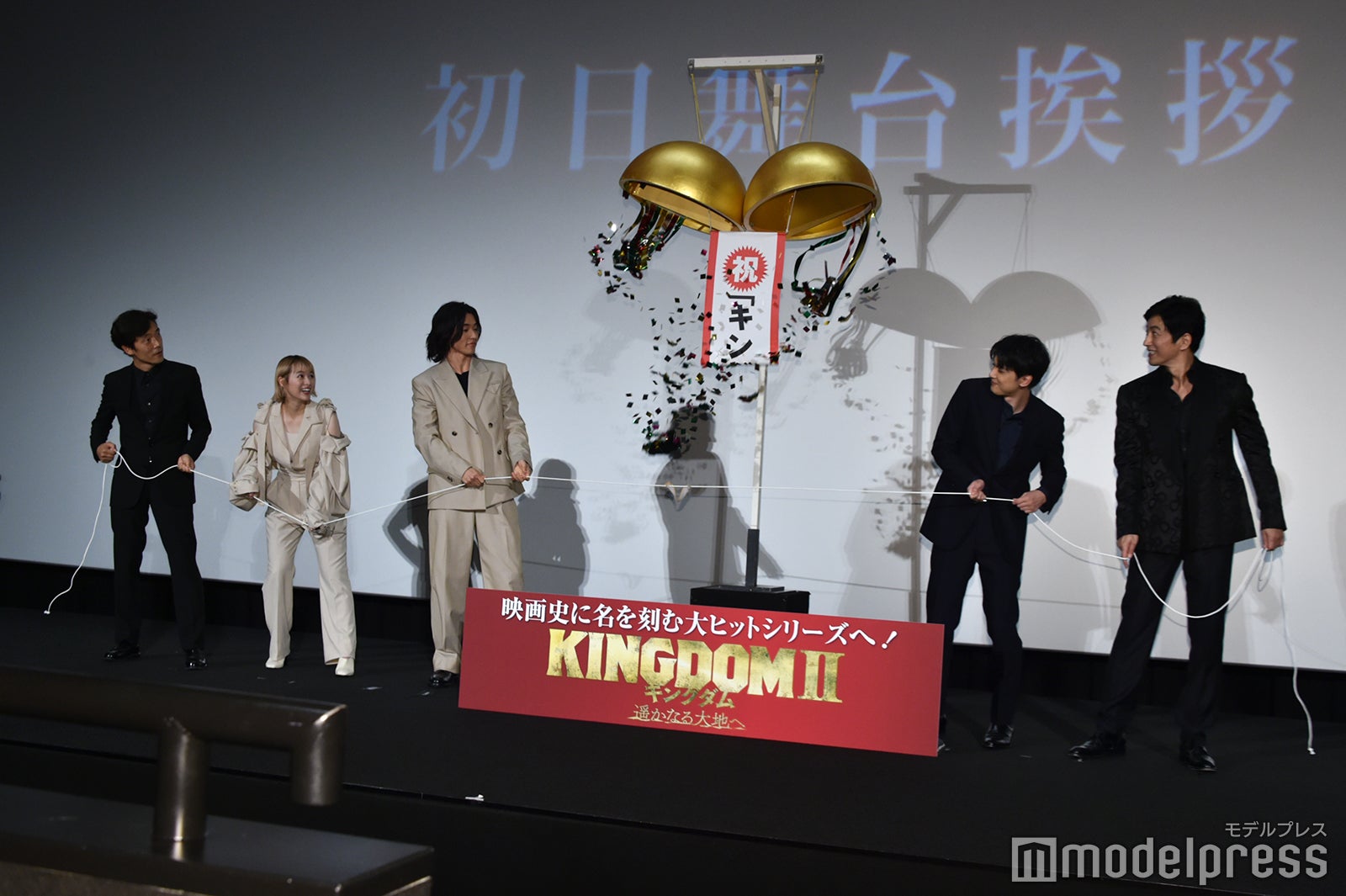 （左から）佐藤信介監督、清野菜名、山崎賢人、吉沢亮、大沢たかお （C）モデルプレス