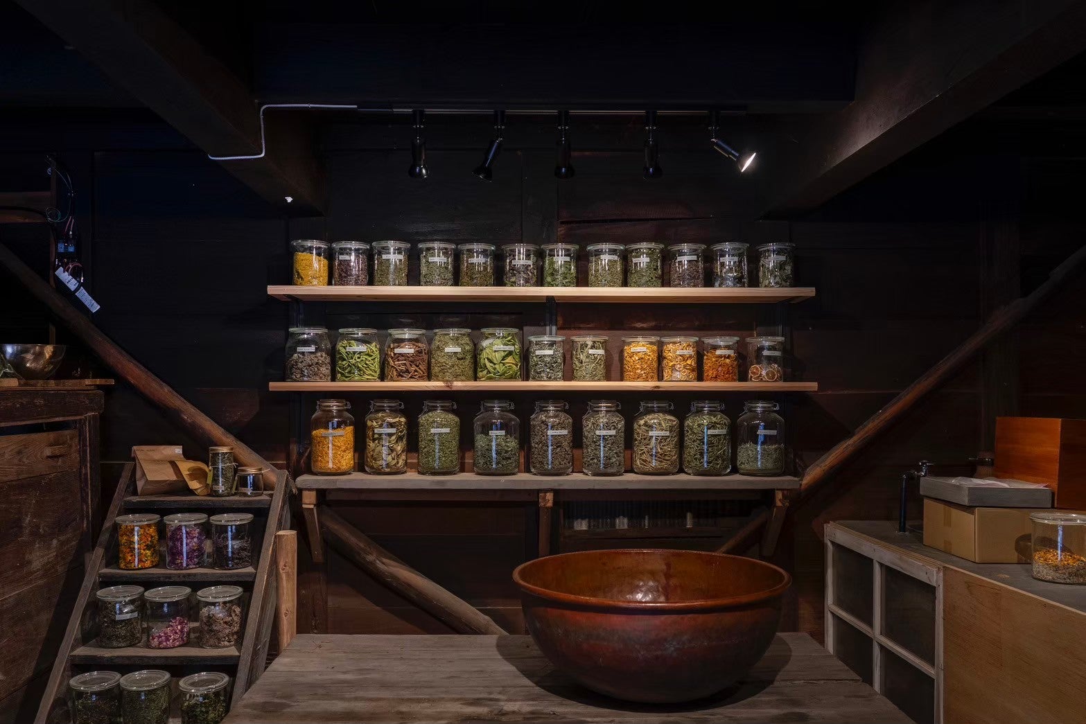 敷地内にある「ハーブ蔵」（提供写真）