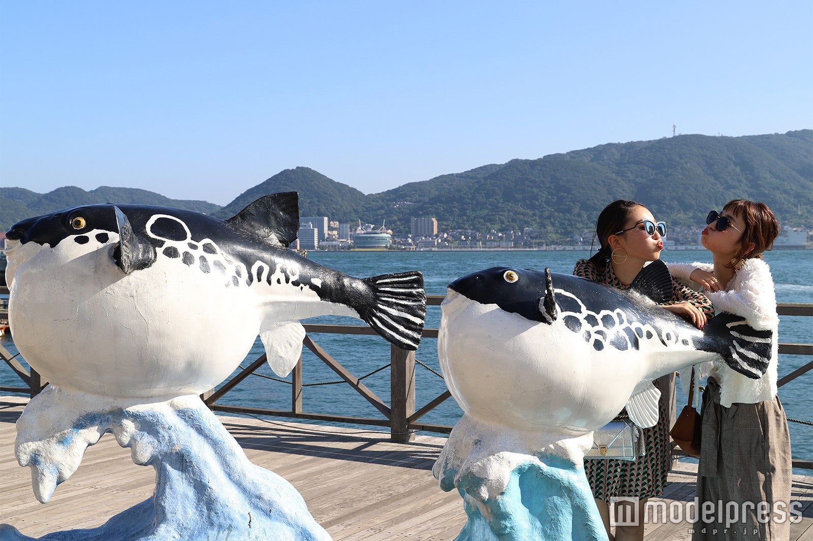 フグのオブジェと一緒に“ぷぅ顔”で記念撮影（C）モデルプレス