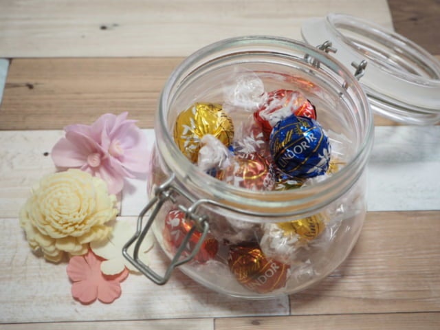 ガラス瓶に入れたチョコ
