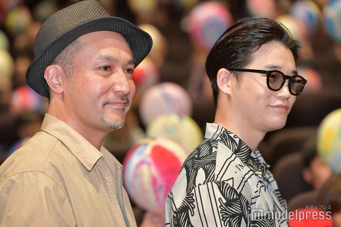 石川智徹監督、矢本悠馬(C)モデルプレス