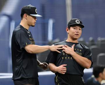 まるでお兄ちゃん！阪神・佐藤輝が嶋村に直接打撃アドバイス 身ぶり手ぶりを交えた熱血指導 アップ前に1軍昇格後無安打の悩める後輩を優しくサポート