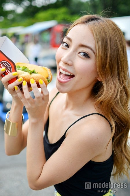 「D＆C！」のホットドッグはとてもジューシー／モデル：細井宏美