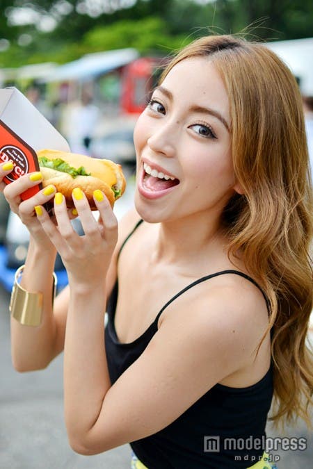 「D&C!」のホットドッグはとてもジューシー/モデル:細井宏美