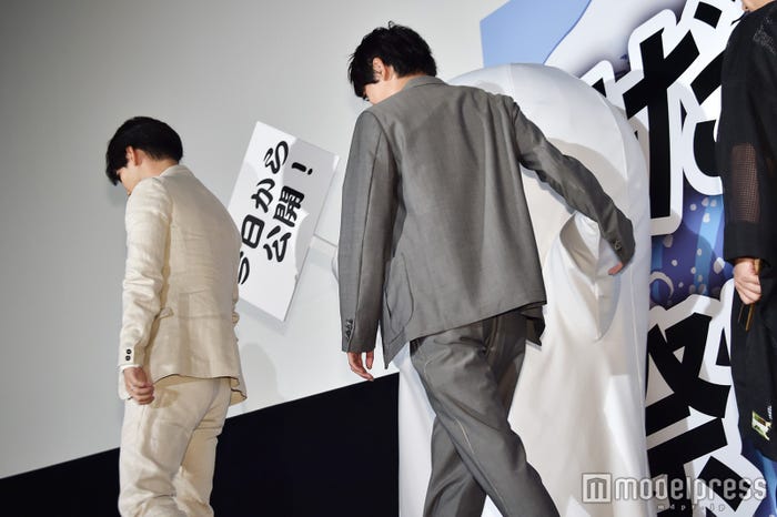 去り際、エリザベスにタッチする吉沢亮(C)モデルプレス