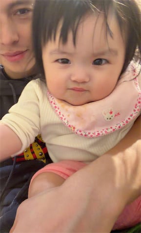 アレクサンダー、次女・グーちゃん“ヤンチャガール”ぶりを公開「朝から離乳食食べてます」