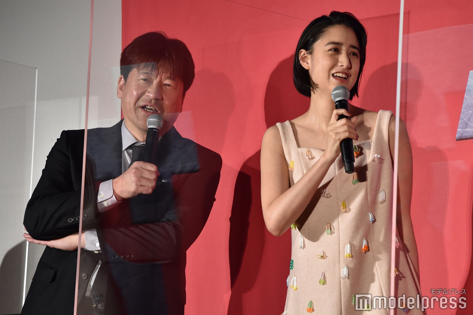 佐藤二朗、山本美月（C）モデルプレス