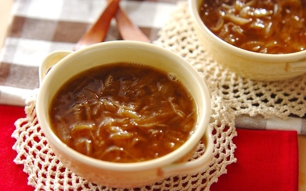 タマネギを炒める必要なし！　レンジで簡単「本格オニオンスープ」