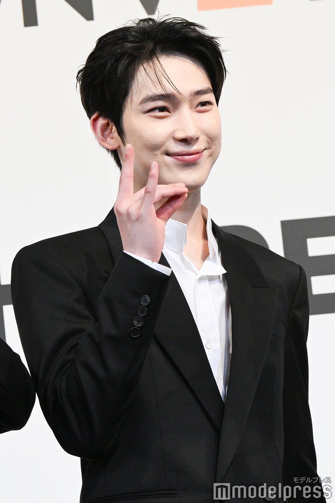 キツネポーズのSUNOO（ソヌ）（C）モデルプレス