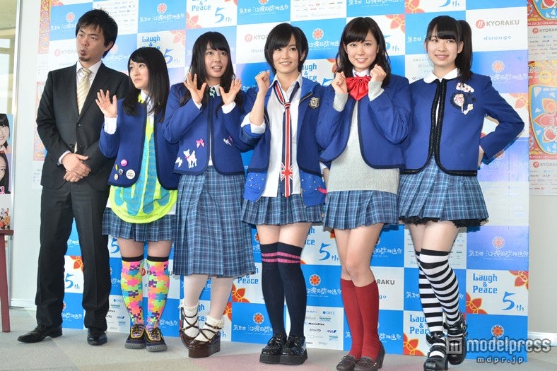 NMB48（左から：内田秀実監督、小谷里歩、山田菜々、山本彩、渡辺美優紀、小笠原茉由）