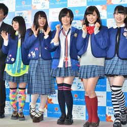 NMB48(左から:内田秀実監督、小谷里歩、山田菜々、山本彩、渡辺美優紀、小笠原茉由)