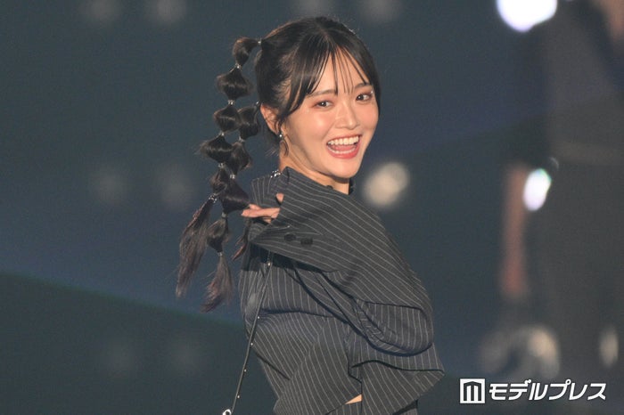 田久保夏鈴、ミニ丈トップスから美ウエストちらり キュートなヘアに視線集中【関西コレクション 2024 A／W】