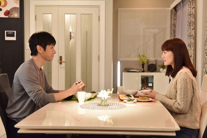 綾瀬はるか、西島秀俊/「奥様は、取り扱い注意」第8話より(画像提供:日本テレビ)